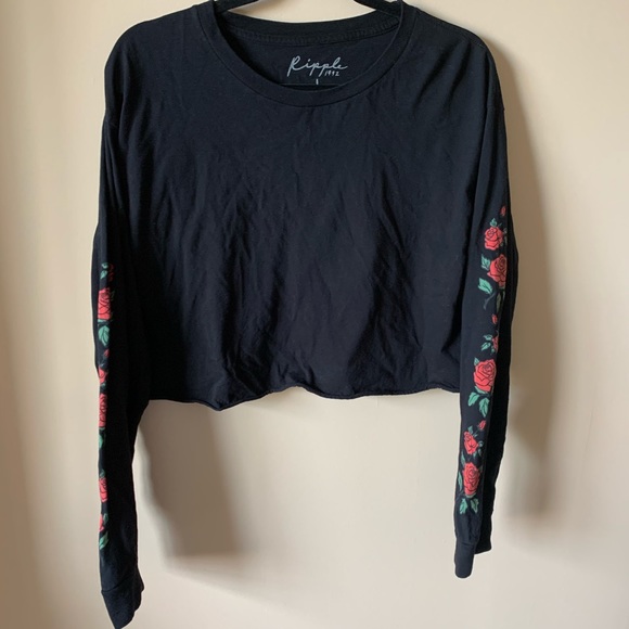 Black long sleeve crop tee with rose print - Picture 2 of 3